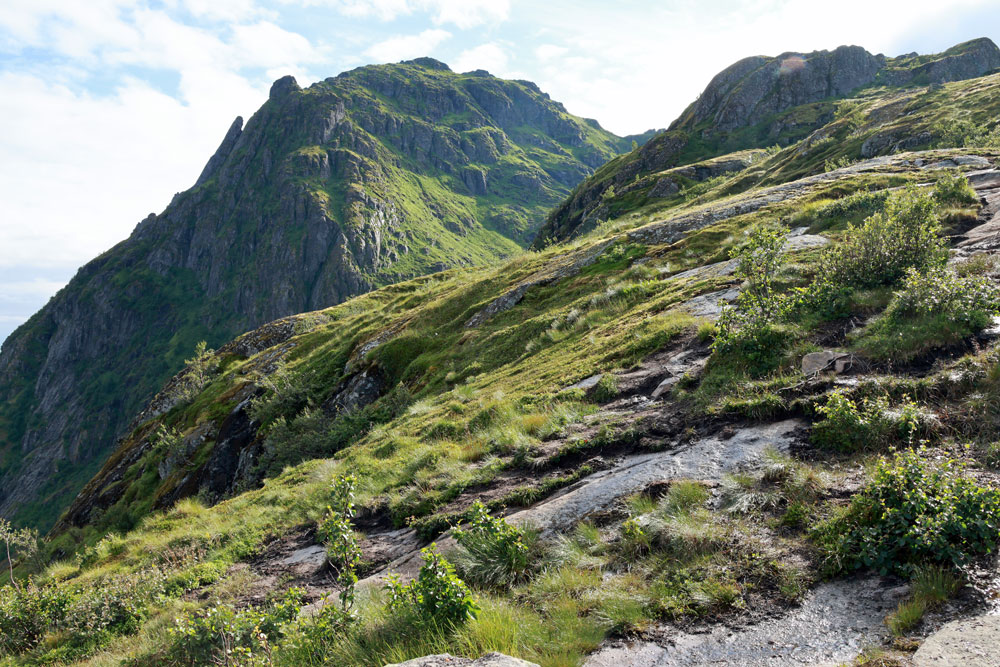 Hike Tindstinden Lofoten Noorwegen