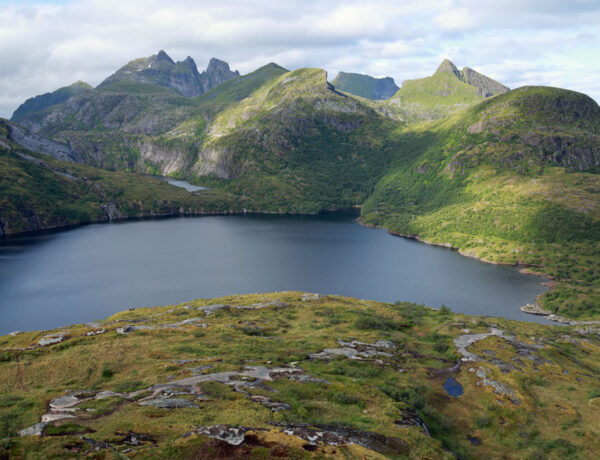 Hike Tindstinden Lofoten Noorwegen