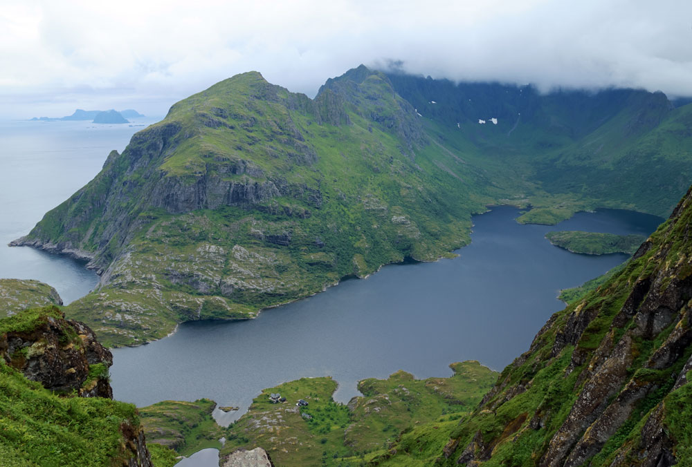 Ågvatnet - Hike Tindstinden Lofoten Noorwegen