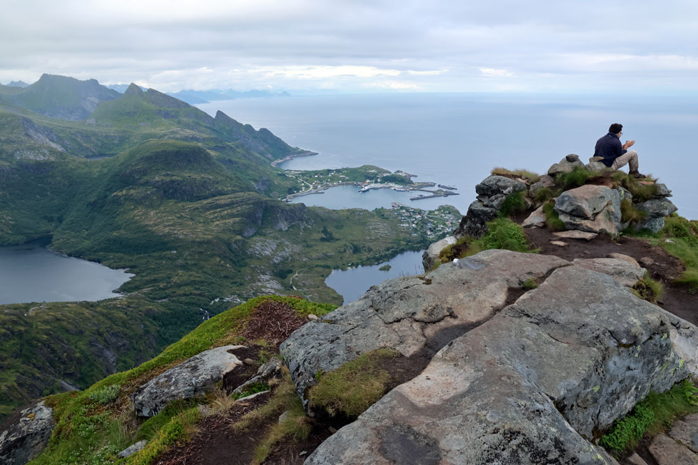 Hike Tindstinden Lofoten Noorwegen