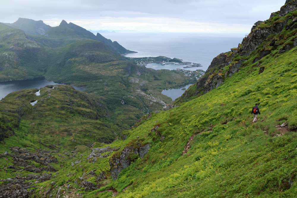 Hike Tindstinden Lofoten Noorwegen