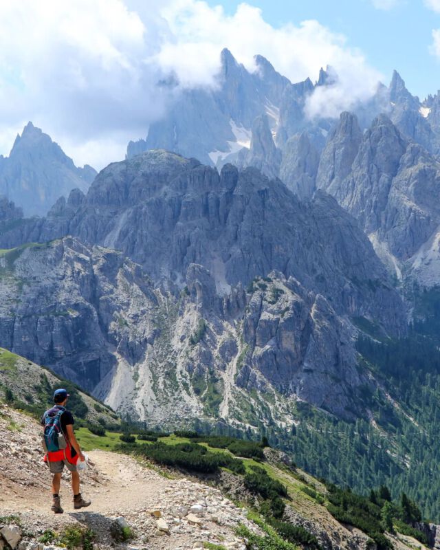 Dolomieten, wat een wandelparadijs 💚. Dit mooie uitzicht kom je tegen tijdens de hike rondom de Drei Zinnen / Tre Cime di Lavaredo.
.
.
#dolomites #dolomieten #dolomitiunesco #wanderlust #wandelenindenatuur #wanderfolk #wandertheworld #exploretheworld #exploreourearth #discoveritaly #roamtheplanet #volgoitalia #italianlandscapes #italia #southtyrol #südtirol #hikingtrails #hikingtrails #hikingcommunity #hikingworldwide #hikevibes #besthikes #best_italiansites #hikersofinstagram #hikingviews #hiketheworld #indebergen #lonelyplanetnl #incredible_europe