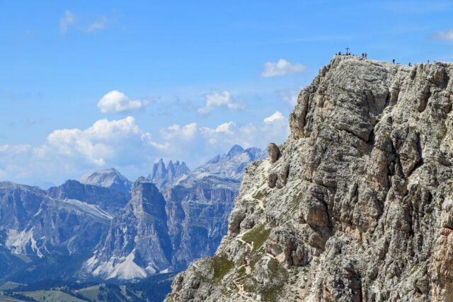 DOLOMIETEN 
Nog één keer dan wat plaatjes van de top van Lagazuoi in de Dolomieten. Schitterend toch? 🤩 Ben jij hier al eens geweest of zou je hier heen willen? 
.
.
#dolomieten #dolomiti #dolomites #instadolomiti #dolomites4you #dolomitesworld #visitdolomites #italia #italiandolomites #italianlandscapes #alpenliebe #alpenoutdoors #outdoor #outdoorwomen #optoutside #mountainlovers #mountainadventures #mountainsarecalling #mountainstories #lagazuoi #ilovemountains #hikingadventures #hikingaddict #hikingviews #hikersofinstagram #hikemore #landscapecaptures #earthoutdoors #reisblogger #wanderlust