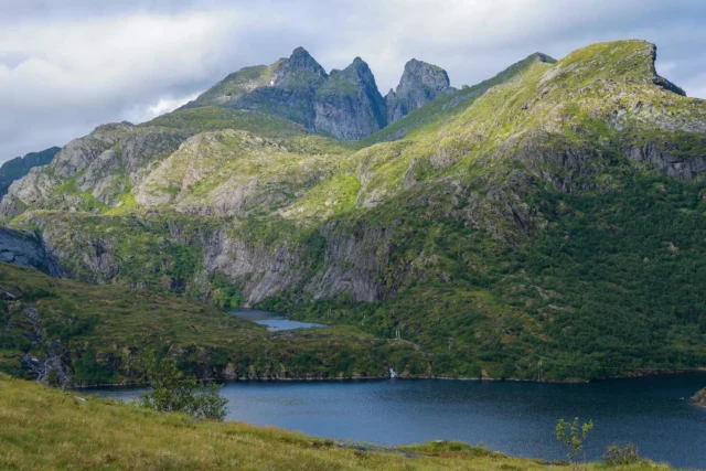 Tijd voor weer eens een post hier 😌!

Want was het prachtig op de Lofoten! We hadden in 2 weken tijd maar 1 echt bewolkte dag en dat was onze eerste dag 🤭. Lucky us! Nadat we 's morgens waren aangekomen met de ferry wandelden we 's middags naar de top Tindstinden. 
Met onderweg dus dit prachtige uitzicht op Munken (en dat is voor mij persoonlijk de allermooiste wandeling op de Lofoten 🥰)! Daarover een andere keer vast meer, maar het uitzicht op de berg Munken tijdens onze eerste hike was top. 😊
De hike naar Tindstinden is vrij rustig en daardoor zeker een aanrader! ⛰️

#lofoten #lofotenislands #norway #norwaynature #tindstinden #lofotensecret #lofotenhighlights #lofotennorway #norwaynature #visitnorway #hikingtrails #hikingeurope #hikingaddict #hikingviews #hikersofinstagram #outdoorlife #norge #mynorwaystories