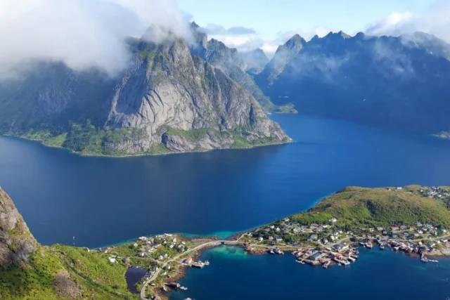 1978 treden beklimmen voor dit uitzicht.. Zou jij het doen? 🥵
Wij beklommen de beroemde Reinebringen op de Lofoten (Noorwegen) deze zomer. Om kwart over 8 's morgens begonnen we met de trap en we kwamen toen nog maar heel weinig mensen tegen! Dus wil je dit iconische uitzicht ook zien, maar zie je op tegen de drukte (want meer dan 1000 bezoekers per dag)? Start dan heel vroeg! ⏰️
Omdat de 'hike' bestaat uit slechts één lange, voor je gevoel oneindige, trap is de route zelf niet bijzonder leuk. Het uitzicht achter ons vond ik wel heel mooi (foto 2).
De afstand tot de top is 1,1 kilometer waarbij je 448 meter stijgt. 😅 Het kost je flink wat zweetdruppels, maar je hebt dan wel een prachtig uitzicht te pakken 🤩. Zelfs met bewolking, zoals je kunt zien.
Wil je meer informatie? Check dan de nieuwste blog over de beroemde hike naar Reinebringen op www.hikenistof.com 🚶🏼‍♀️🤗!
.
.
#lofotenislands #lofoten #lofotenhighlights #visitlofoten #visitnorway #reine #reinebringen #norway2day #norwaytravel #norway #mynorwaystories #norwayhike #norge #norwalk #hikenistof #hikingtrails #hikingtheglobe #hikingaddict #hikingeurope #hikingviews #fjord #lofoteninfo #norwayphotos #landscapephotography #landscapecaptures #hikersofinstagram #indebergen #incredible_europe #outdoorbloggers #hikingblog